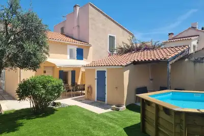 Image de Jolie maison avec piscine entièrement rénovée.
