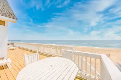 Image de Summer Savings - Oceanfront Dog Friendly Home w Pool, Hot Tub, Elevator, Game Rm
