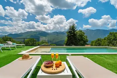 New! Villa Rose is a 4-bedroom villa with a heated pool 12km from Baška voda