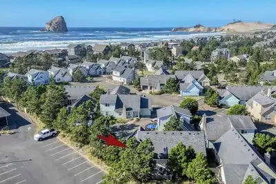Image de Open, Bright Great Room, Three Comfy Bedrooms in this Sweet Pacific City Home!