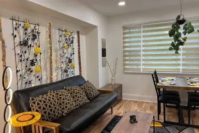 Image de Trendy in Tremont, Lower Cle