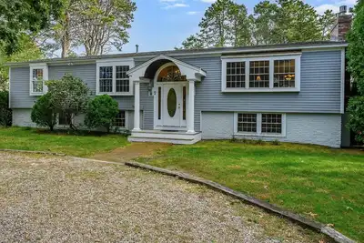 Image de Spacious 4br Cape Home - Wraparound Deck, Pool Table, Near Beaches & Trails