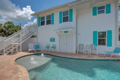 Heated Pool- 2 Houses to Beach- Coastal Upper Unit