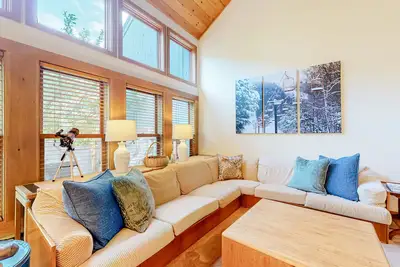 Image de Ski-in\/ski-out, dog-friendly condo with 2 decks & fireplace - steps to lifts