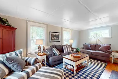 Image de Updated mtn-view home with firepit, grill, enclosed yard, streaming, W/D, desk