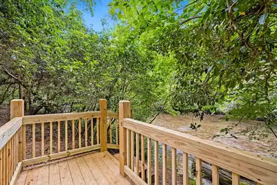 Image de Woodland cabin with riverfront views, gas grill, fireplaces, W/D, and central Ac