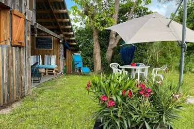 Image de La petite cabane bleue planquée dans la prairie
