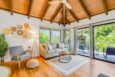 Image de Exquisite condo with pool, lanai, full kitchen, tennis, W/D, & beach gear