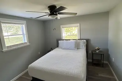 Image de Bourbon Trail Bungalow-fast WiFi, low cleaning fee, lots of parking, fenced in