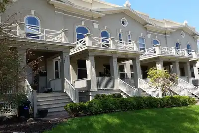 Image de Minutes from Downtown! Family-sized Townhome in Blackstone