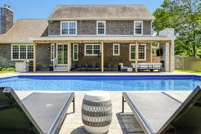 Image de Beautifully renovated home, entertainers dream, saltwater pool and spa, . . .