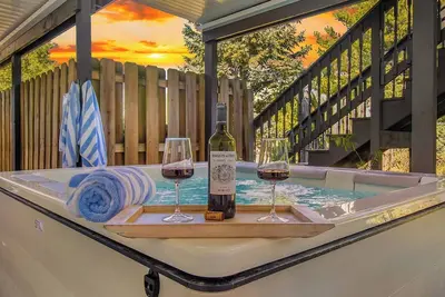 Image de 0. 4Mi from Beach! Luxe Home w\/Hot Tub\/Barrel Sauna