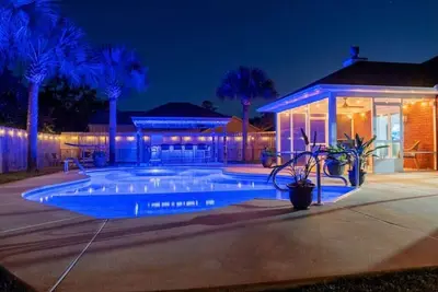 Image de Tiki Hut & Pool House - 7 Miles from Private Beach\n