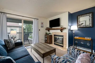 Image de On the Free Bus Route! Hot Tubs and Pool! Fireplace!