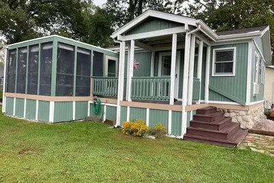 Image de Beautiful 2 bd 1bath Lake cottage. . boat dock, fire pit, screened porch