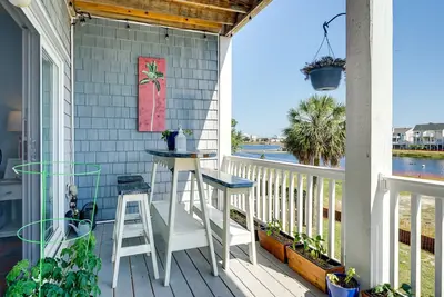 Image de Carolina Beach Lakefront House: Walk to Beach!