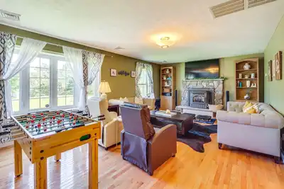 Image de Pennsylvania Escape w/ Hot Tub, Fire Pit & Deck!