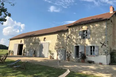 Image de Metairie du Xviii faisant face à la campagne du Périgord vert
