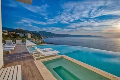 Image de Orchid Lower Tree House - Oceanfront - 2 Floor Condo - Conchas Chinas