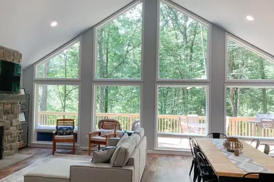 Image de 10 min to Jim Thorpe -Private, new cabin with pond 4 Bedroom, 3 bath, sleeps 10