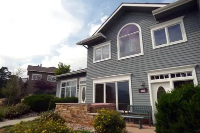 Image de Unique, cozy, mountain condo, relax on patio and outdoor hot tub!