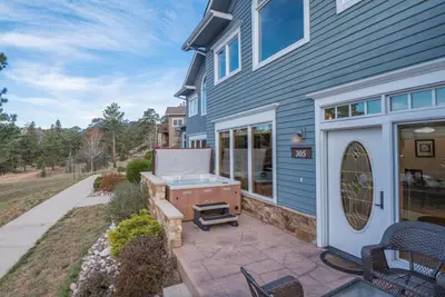 Image de Lofted two-bedroom condo with outdoor hot tub and killer mountain views!