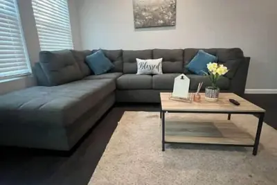 Image de On a quiet corner 5 miles to downtown Austin.