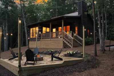Image de Dog-friendly cabin with covered porch, patio, firepit, fireplace, & grill