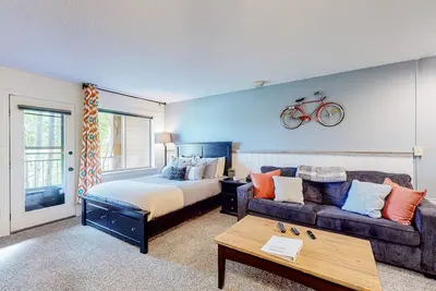 Image de Mountain view studio with pool, hot tub, & gym access - scenic balcony and Ac