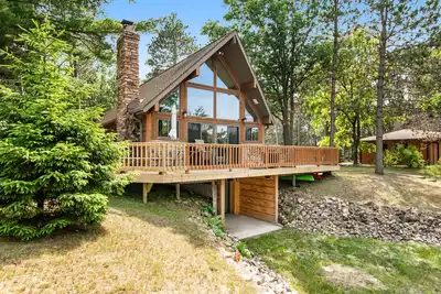 Image de Tree-surrounded cabin with lake views, kayaks, wood-burning fireplace, & W\/D