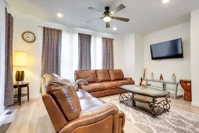 Image de 9 Mi to Airport: Commerce City Townhome w/ Deck