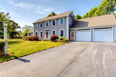 Image de Centrally located home with new patio & firepit - near Rail Trail & Flax Pond