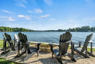 Image de Craftsman Style Home with Boat House - Unbelievable Views!