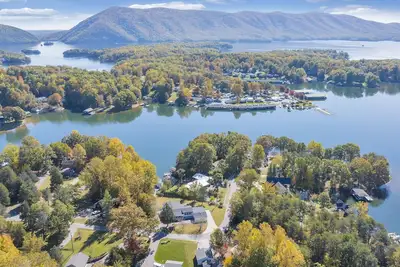 Image de Spacious 4br with private boat dock and lakefront access