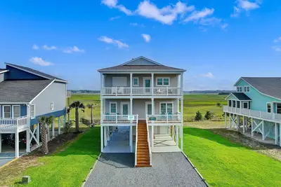 Image de \"DemmMarsh-Uns\" is a 4 Bedroom, 3. 5 Bathroom Home w/ a Private Pool and Elevator!
