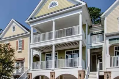 Image de 1st floor suite, Ev car charger, 6 patios&porches at 5 star Peninsula resort!