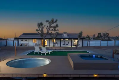 Image de Casa De Luxe- New Joshua Tree Retreat - Pool & Spa w/ Tesla Charger - Sleeps 10!