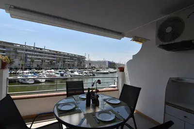 Image de Appartement confortable avec terrasse et vue sur le canal, près de la plage à Roses, Costa Brava.