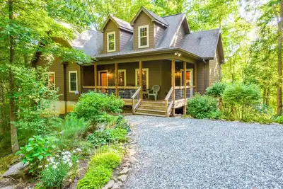 Mountain-view retreat with a wood-burning fireplace, grill, Ac, & W/D