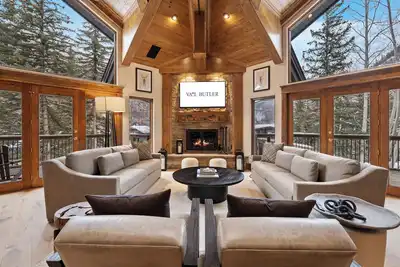 Image de Sunburst Chalet by Vail Butler - Gore Range views, next to bike path, 6 mins to ski Vail