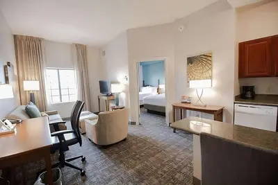 Image de Your Home in Baton Rouge! Comes with Free Breakfast & Parking! W/ Pool Onsite!