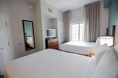 Image de Your Home in Baton Rouge's Heart! Pet-friendly Suite w/ Kitchen! Parking, Pool!