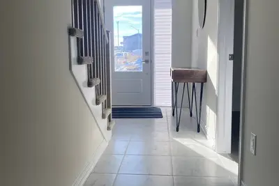 Image de Spacious luxurious townhouse with double car garage.