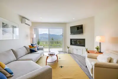 Image de Newly Renovated Bartlett Condo w/ Mountain Views!