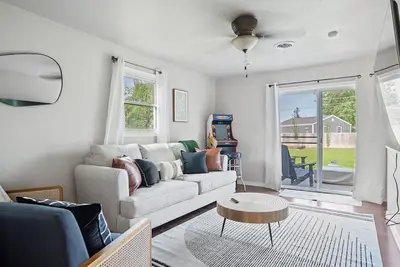 Image de Elm Avenue · ★Charming Home★Pet-Friendly★Lg Fenced Backyard★