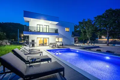 Last Minute, New Luxury Villa for 8 With Private Pool!