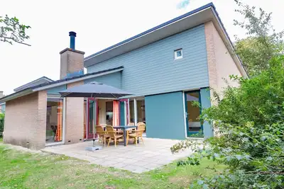 Maison de vacances redécorée avec cheminée près de la plage