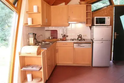 Image de Maison écologique avec poêle à bois, dans un parc de vacances en pleine nature