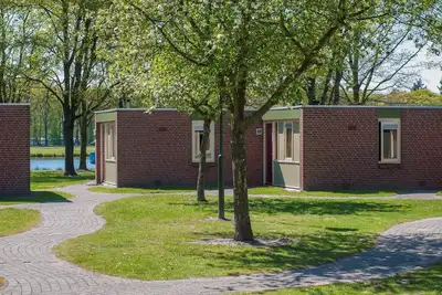 Image de Bungalow cosy avec lave-vaisselle au milieu du De Maasduinen