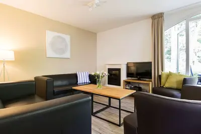 Image de Villa cosy avec four micro-ondes entourée de verdure